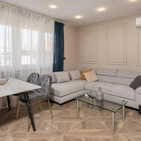 Adastra With Private Parking And Floor Heating *